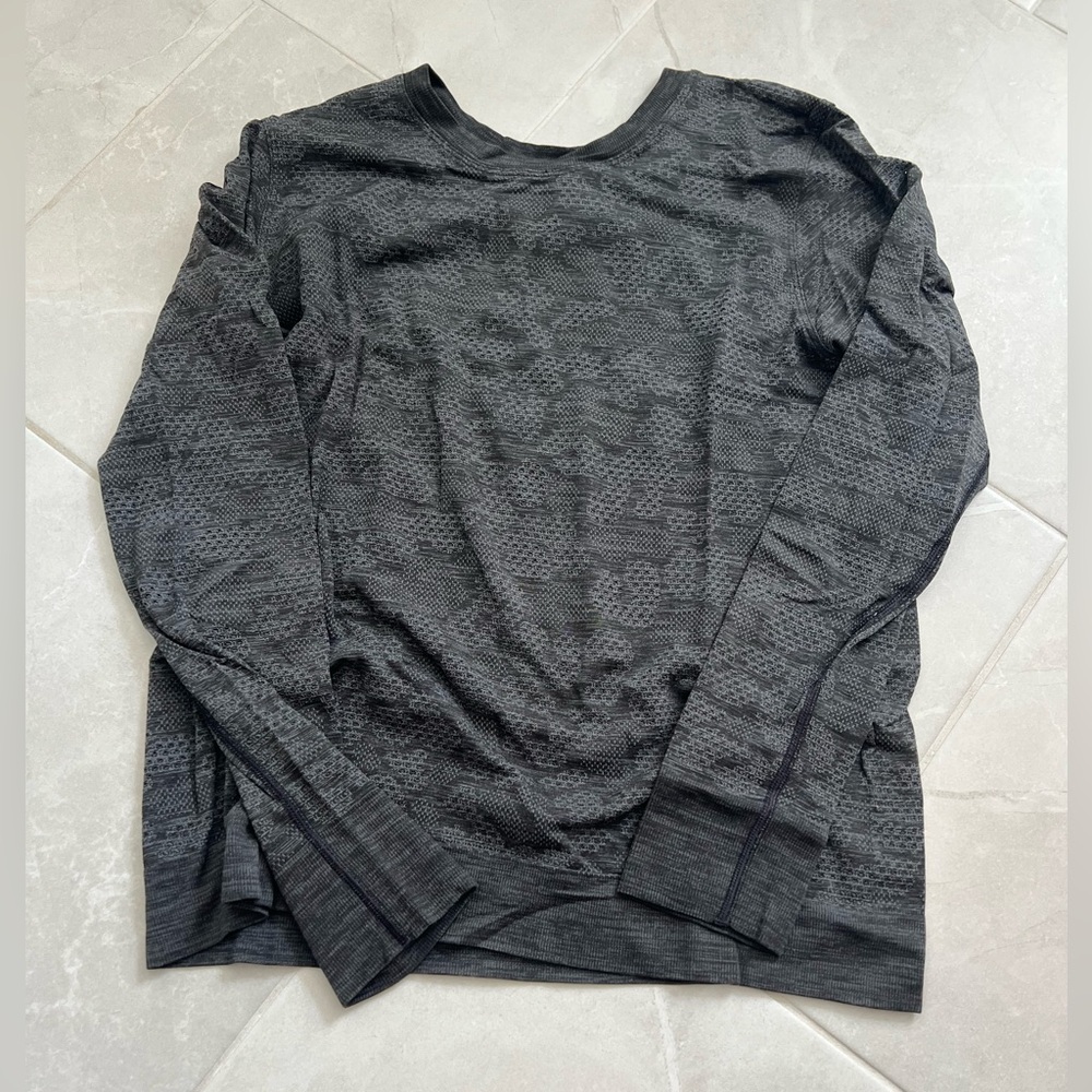 Lululemon black & gray long-sleeve